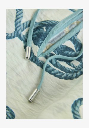 Baumwollstoff mit nautischem Seilmuster in Blau. Verfügt über hellblaue Bänder mit metallisch-silbernen Enden, die dem Design dezente Details hinzufügen.