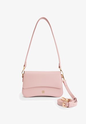 Sac bandoulière en cuir rose clair avec un design à rabat, quincaillerie dorée et sangle adjustable. Texture lisse et détail du logo discret à l'avant.
