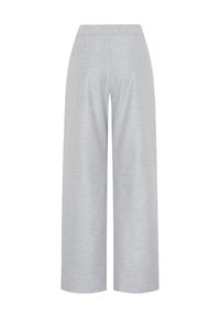 Pantalon à jambes larges gris clair en tissu doux, doté d'une ceinture élastique et sans poches ou coutures visibles. Texture lisse sur toute la surface.