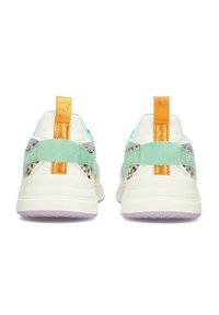 Sportsneaker mit einem Design in Weiß, Mintgrün und Aqua, ausgestattet mit einem strukturierten Panel und einer orangefarbenen Zuglasche an der Ferse.