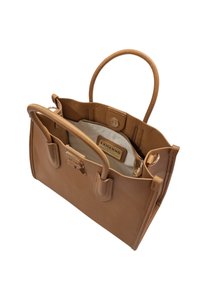 Borsa a mano in pelle marrone chiaro con superficie liscia, doppi manici e tasca interna. Include un'etichetta con il marchio e una chiusura a scatto nella parte superiore.