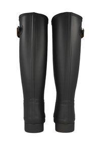 Mustat kumisaappaat, joissa on sileä pinta, korkea malli ja sivulla pieni, kultaisen sävyinen solki säädettävyyttä varten.