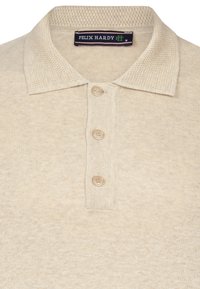 Beige Poloshirt mit strukturiertem Kragen, ausgestattet mit drei hellbraunen Knöpfen und einem Etikett mit der Aufschrift "FELIX HARDY" im inneren Halsausschnitt.