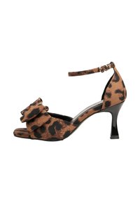 Brune leopardprint højhælede sandaler med en rynket overdel, åben tå og ankelrem. Den blanke sorte hæl er cirka 7,5 cm høj.