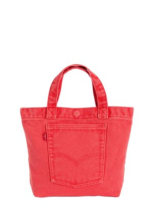 Pequeña bolsa de tela roja con asas y un bolsillo externo sobre un fondo blanco.
