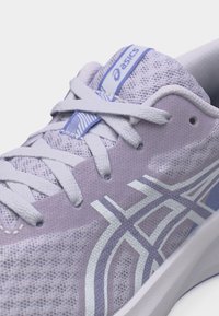 Ανοιχτό μοβ αθλητικό παπούτσι Asics για τρέξιμο με λευκά κορδόνια, πλεκτό ύφασμα και λευκές λεπτομέρειες σχεδίου στο πλάι και στη γλώσσα.