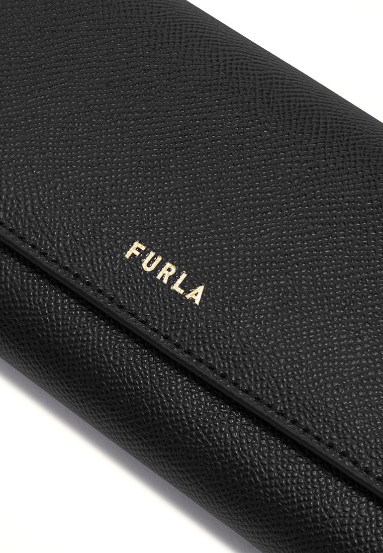 Zwarte leren portemonnee met textuur en het gouden "FURLA" logo elegant op de voorflap gedrukt, dicht bij de camera weergegeven op een witte achtergrond.