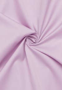 Heller lila Stoff mit einer glatten Textur, der einen subtilen Glanz aufweist und eine spiralförmige Faltung hat, die flexibles Drapieren und Gestaltungsvielfalt ermöglicht.