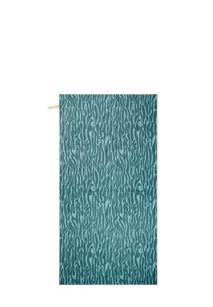 Blauw- en blauwgroen gestreepte handdoek met golvend, zebra-achtig patroon en beige ophanglus op een effen witte achtergrond.