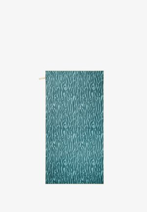 Serviette rayée bleu et sarcelle avec un motif ondulé semblable à un zèbre et une boucle de suspension beige sur fond blanc uni.