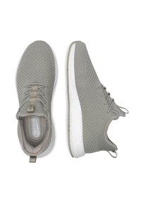Zapatillas deportivas grises con parte superior de malla, patrón texturizado, tira de agarre y suela blanca acolchada para mayor comodidad y soporte.