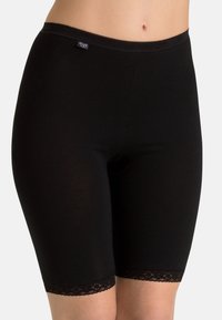 Schwarze Baumwollshorts mit einer Länge bis zur Mitte des Oberschenkels, mit einem Spitzenbesatz am Saum und einem glatten, elastischen Bund für zusätzlichen Komfort.