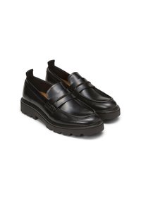 Zwart leren loafers met een ronde neus, verhoogde stikseldetails en een dikke zwarte rubberen zool. Voorzien van dubbele elastische zijkanten voor gemakkelijk aantrekken.