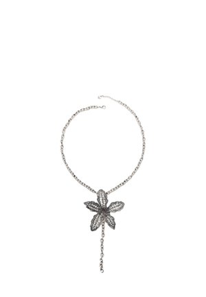 Collana d'argento con un pendente floreale caratterizzato da dettagli intricati simili a pizzo e un accento di catena pendente.