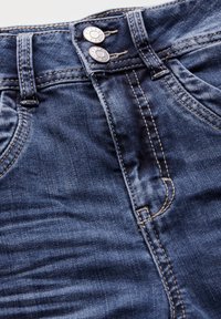 Mörkblå denimjeans med knappstängning, med rak passform, synlig sömnad och en slät yta.