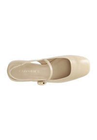 Scarpa in pelle beige con punta quadrata, cinturino sottile alla caviglia e dettagli in metallo color oro. Texture liscia con elementi di design minimali.