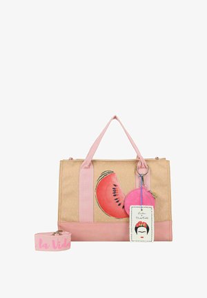 Bolsa de tela con estampado de sandía, acentos en rosa y un llavero redondo desmontable. Cuenta con asas resistentes en rosa y un diseño de lunares.