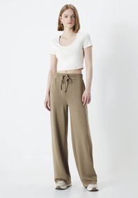Ipekyol SLIM FIT ROUND NECK CROP - Jednoduché tričko - ecru