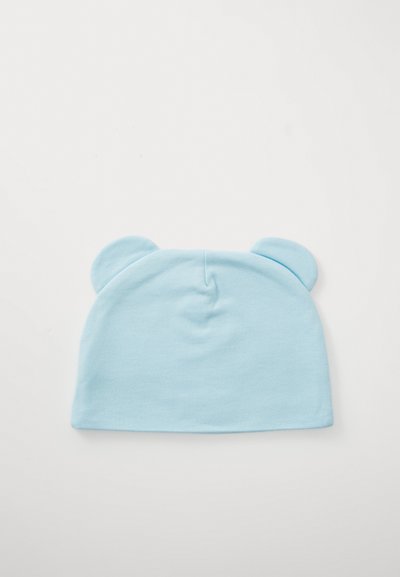 Ανοιχτό μπλε καπέλο με αυτιά αρκούδας, τοποθετημένο επίπεδα σε λευκό φόντο, κατάλληλο για βρέφη ή μικρά παιδιά.