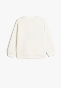 Sudadera blanca de manga larga, con puños acanalados y cuello redondo. Tejido suave con una textura lisa, sin patrones o acentos visibles.