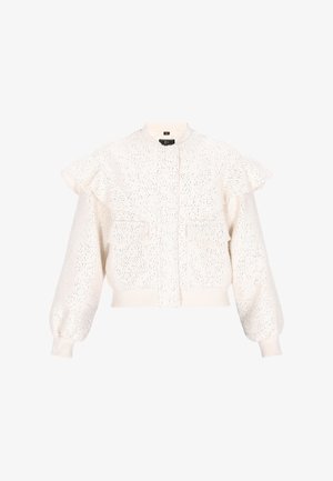 Bílá texturovaná bunda s kovovými flíčky, dlouhými nafouknutými rukávy, předními kapsami, nařaseným lemováním na ramenou a žebrovanými manžetami a lemem.