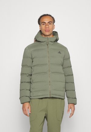 Grüne gepolsterte Jacke mit hohem Kragen, Reißverschluss vorne und Logo auf der Brust. Verfügt über ein horizontales Steppmuster und eine verstellbare Kapuze.