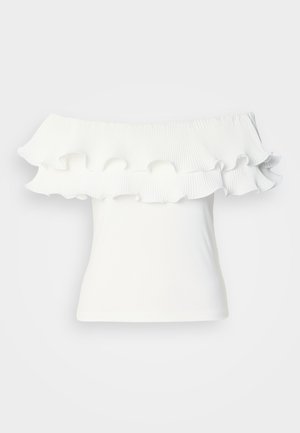 Haut blanc à épaules dénudées avec un col froncé plissé, texture lisse et silhouette ajustée, idéal pour un port décontracté.