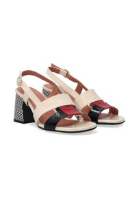 Slingback sandály s krémovou, červenou a černou lakovanou kůží. Robustní patka s vzorováním, otevřená špička a vícero páskový design.