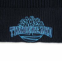Beanie a coste nera con logo Timberland ricamato blu e design ad albero, che enfatizza la texture e i dettagli del logo.