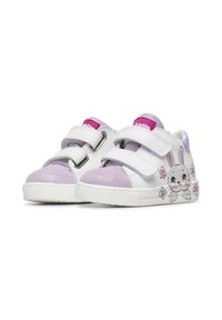 Sneakers bianchi con accenti viola, dotate di due strappi in velcro, punta luccicante e un'illustrazione di coniglio con decorazioni floreali sul lato.
