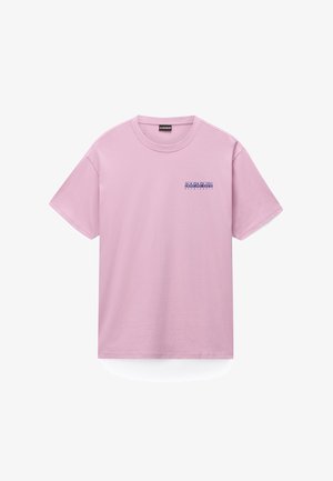 Jasnofioletowa, bawełniana koszulka z krótkim rękawem, z małym granatowym logo "NAPAPIJRI geographic" na lewej piersi.