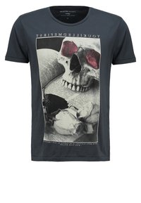 Černé bavlněné tričko s grafikou lebky s rudýma očima, obklopené bílými a černými růžemi a novinovými stránkami, krátké rukávy.