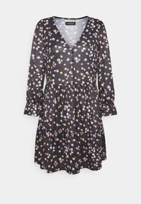 Robe noire à fleurs avec des manches longues, décolleté en V, ourlet à volants en couches, et de petites fleurs violettes, roses et blanches disséminées sur le tissu.