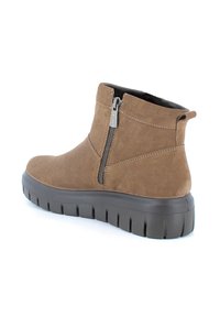 Stivali ankle in suede marrone con zip laterale, suola in gomma nera chunky e dettagli di cucitura rinforzata sulla tomaia.