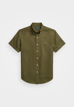 Camisa de manga corta color verde oliva con botones, cuello abotonado y pequeño logotipo naranja bordado en el pecho izquierdo.
