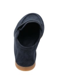 Zapato deslizante de ante azul marino con punta redonda y suela de goma flexible. Presenta una costura alrededor de la apertura para mayor detalle.