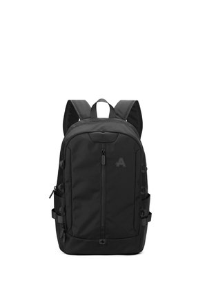 Zaino nero realizzato in tessuto resistente, dotato di una tasca frontale con zip, spallacci regolabili e tasche laterali in rete per ulteriore spazio di archiviazione.