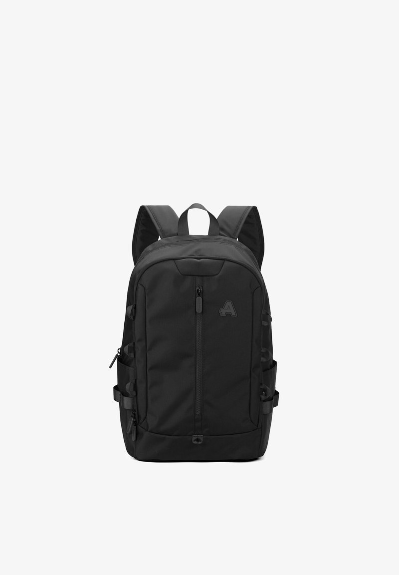 Zaino nero realizzato in tessuto resistente, dotato di una tasca frontale con zip, spallacci regolabili e tasche laterali in rete per ulteriore spazio di archiviazione.