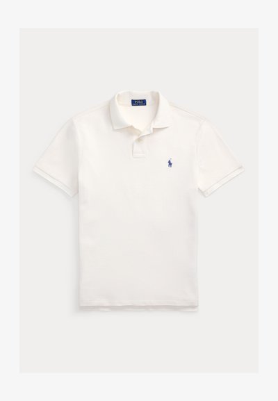 Hvit kortermet poloshirt med krage og to knapper, med lite marineblått Ralph Lauren-logo på venstre bryst.