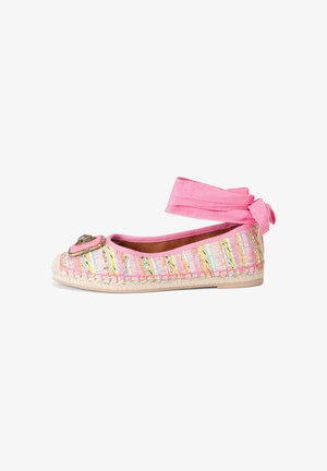 Chaussure espadrille plate avec tissu tissé multicolore, lien rose à nouer autour de la cheville, et boucle décorative rose sur l'avant.