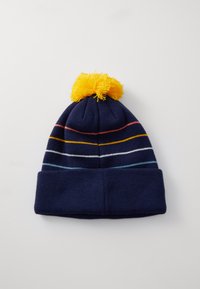 Kudelna kapa v mornarsko modri barvi z rumenim pom-pomom, ki ima večbarvne vodoravne črte v roza, rumeni, beli in svetlo modri barvi.