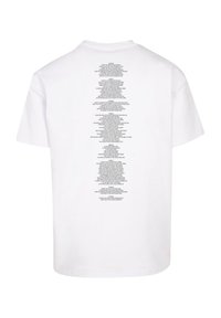 Hvid kortærmet t-shirt med lodret sort tekst på ryggen, uden grafiske mønstre eller accenter. Klassisk crewneck design.