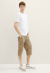 TOM TAILOR BERMUDA MIT PRINT - Shorts - beige geometric structure