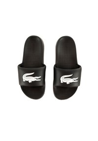 Infradito nere con suola texture e una larga fascia con il logo di un coccodrillo bianco. Materiale resistente, design moderno e minimalista.