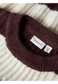 Maglione lavorato a maglia con colletto a costine color bordeaux e corpo crema con motivo a trama. L'etichetta indica la taglia 7/8 e il nome del marchio "name it."