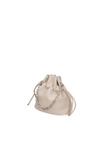 Borsa a tracolla in pelle beige con apertura a coulisse, dotata di dettagli in catena metallica argentata e spallacci in pelle regolabili. Texture morbida, forma compatta.