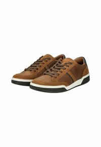 Zapatillas de ante marrón con cordones en la parte delantera, suelas de goma blanca y acentos azul oscuro. Cuenta con puntera perforada y franjas laterales en contraste.