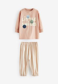 Lyserød bomulds skjorte med teksten "LITTLE SMILES" og smiley-patches; matchende beige stribede bukser med elastisk talje og manchetter.