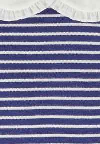 Marineblau-weißer gestreifter Stoff mit weicher Textur und einem gerüschten weißen Kragen oben. Die Streifen sind gleichmäßig verteilt und horizontal.