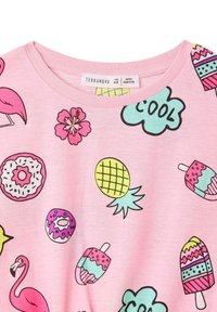 T-shirt in cotone rosa con colletto rotondo e stampe colorate di cartoni animati: fenicotteri, fiori, ciambelle, ananas e gelati.